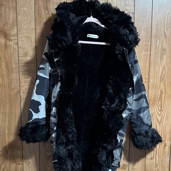 Black Fur-Trimmed Camouflage Parka - Picture 10 of 15